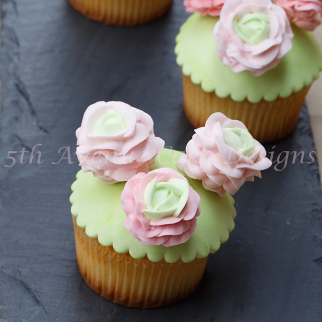 learn how to pipe royal icing ranunculus and roses 