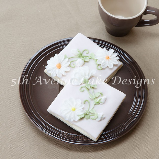 learn how to pipe realistic royal icing daisies i