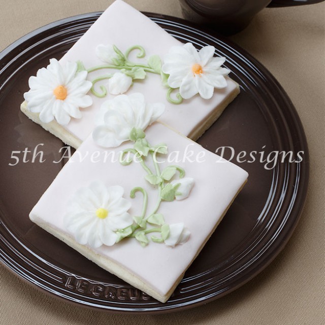 Learn how to pipe realistic royal icing daisies 