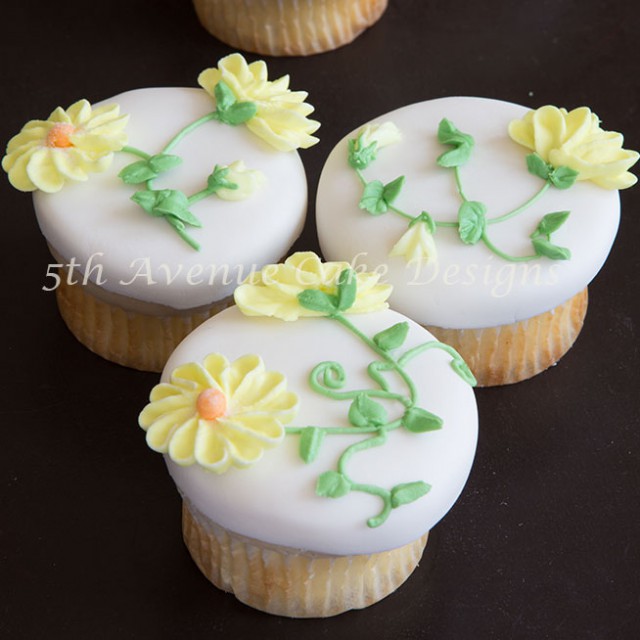 Learn how to pipe realistic royal icing daisies i