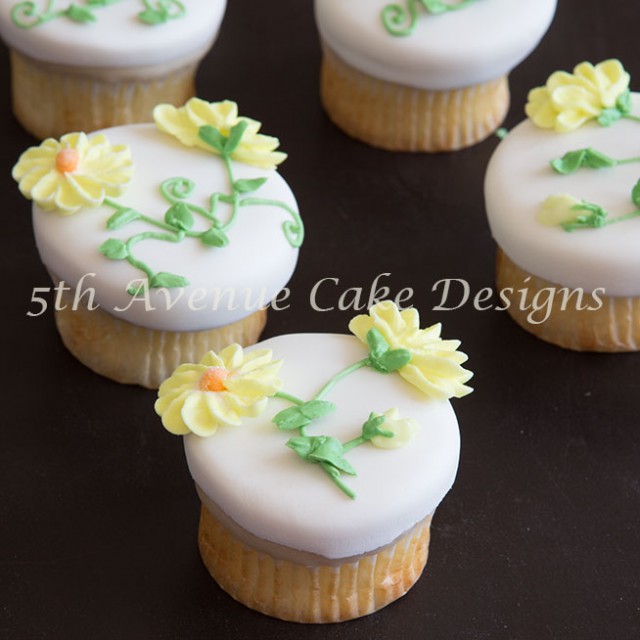 Learn the method of piping realistic royal icing daisies; a pressure piping technique 