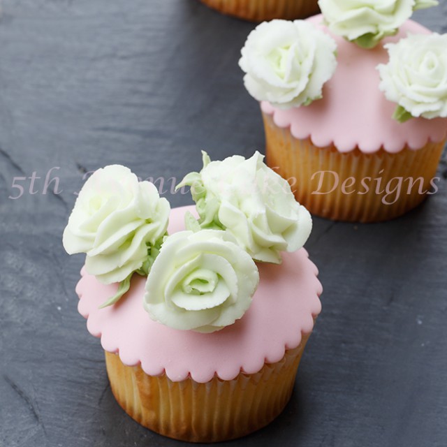 learn how to pipe royal icing ranunculus and roses