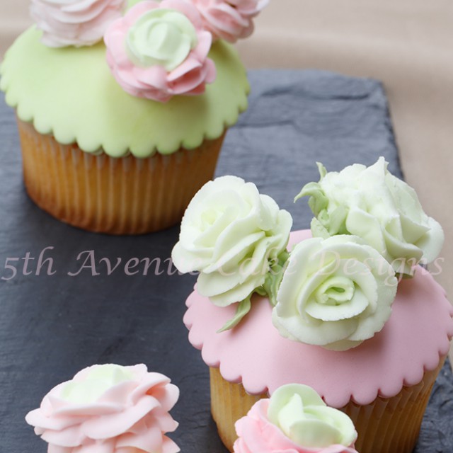 learn how to pipe royal icing ranunculus and roses 