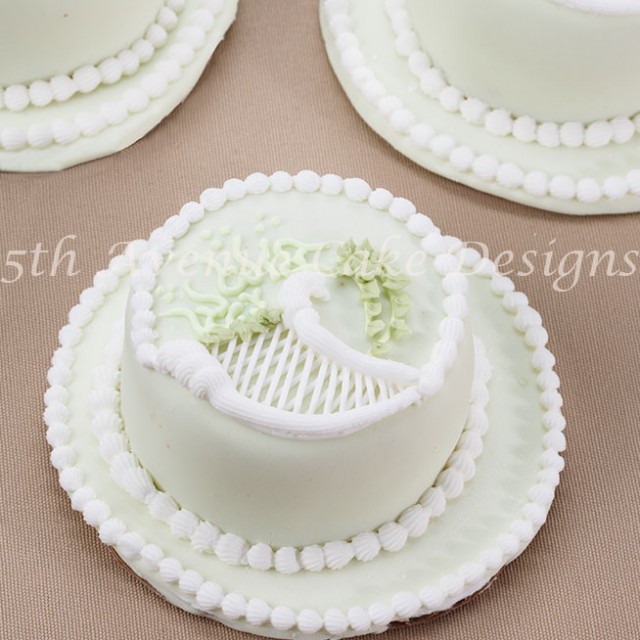 Traditional royal icing trellis, over piping and string work tutorial