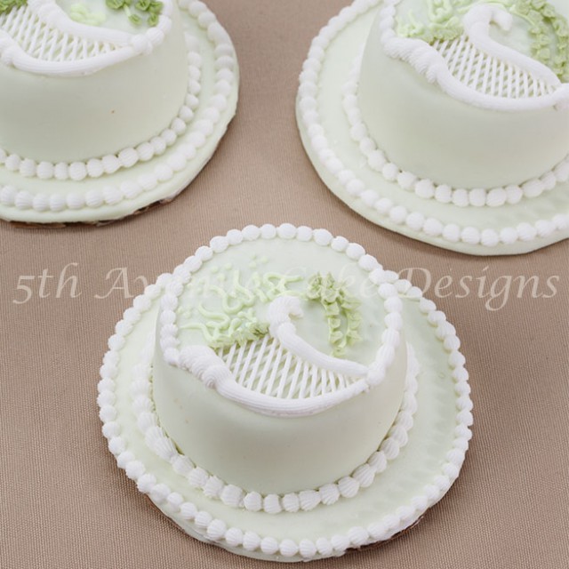 Traditional royal icing trellis, over piping and string work tutorial