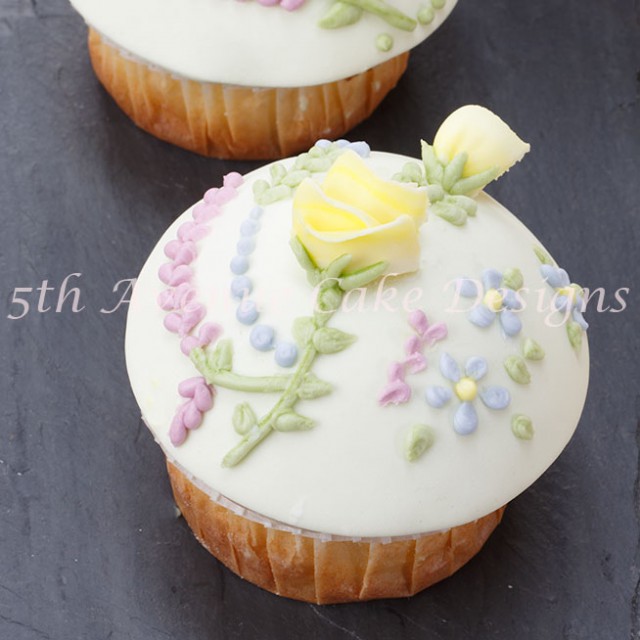 Learn how Eddie Spence rose and flowers with royal icing