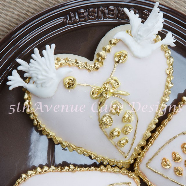 Royal icing doves motifs and rose wedding cookie video