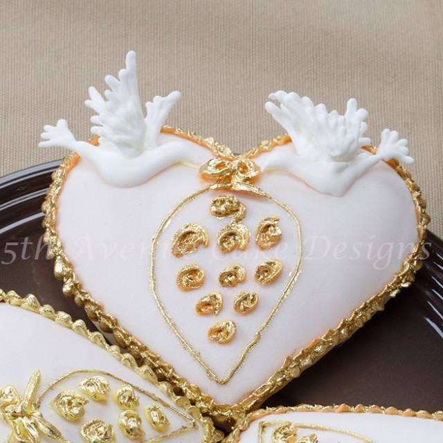 Royal icing doves motifs and rose wedding cookies