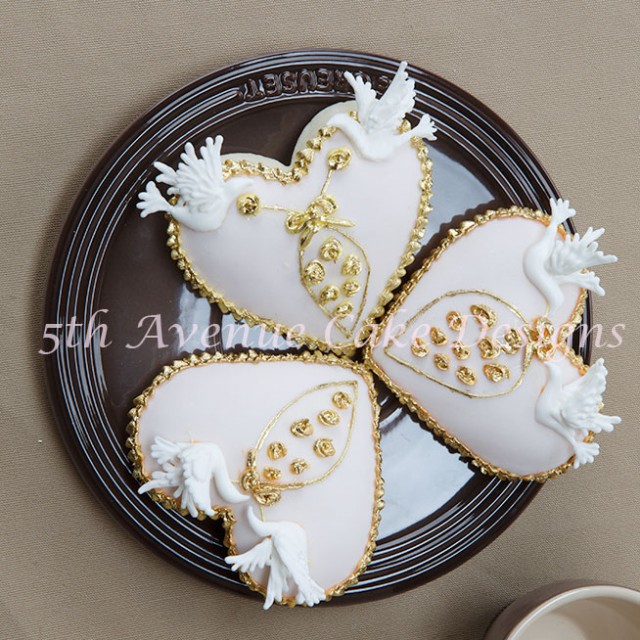 Royal icing doves motifs and rose wedding cookies
