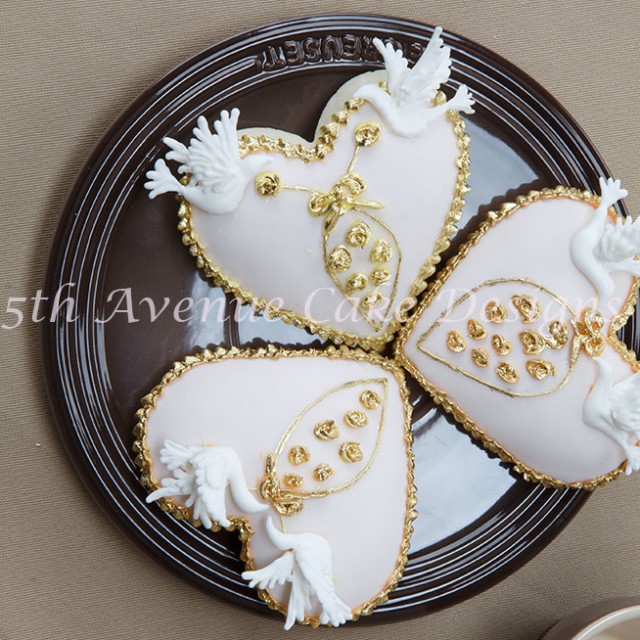 Pressure piping royal icing doves motifs and rose wedding cookie video-tutorial