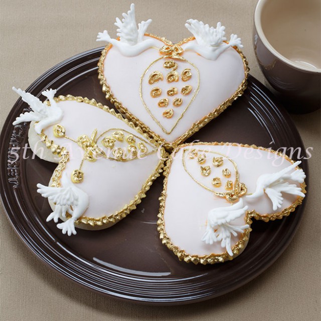 Pressure piping royal icing doves motifs and rose wedding cookie video-tutorial