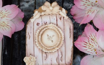 Vintage Birdhouse Cookie with a Wood Effect